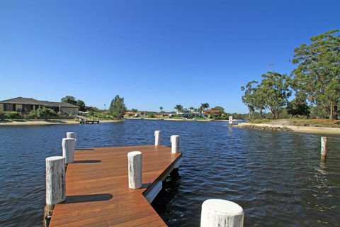 Unbeatable Waterfront Location - Tweed Heads Accommodation 2