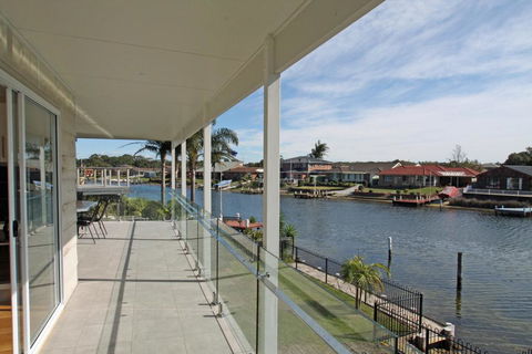 Unbeatable Waterfront Location - Tweed Heads Accommodation 1