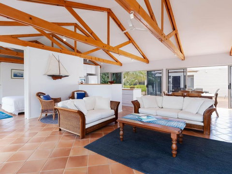 Unit 1 44 Danalene Pde Fantastic Waterfront Property With Air Con - Tweed Heads Accommodation 1