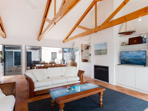 Unit 1 44 Danalene Pde Fantastic Waterfront Property With Air Con - Tweed Heads Accommodation 2