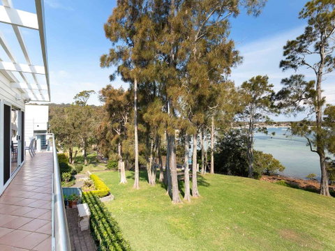 Unit 1 44 Danalene Pde Fantastic Waterfront Property With Air Con - Tweed Heads Accommodation 0