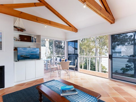 Unit 1 44 Danalene Pde Fantastic Waterfront Property With Air Con - Tweed Heads Accommodation 3