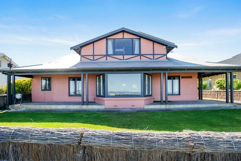 Victor Harbor Beachfront Bliss + WiFi - Tweed Heads Accommodation 1