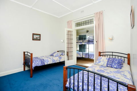 Victor Harbor Beachfront Bliss + WiFi - Tweed Heads Accommodation 3