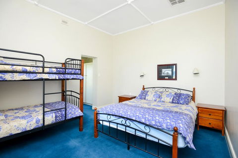 Victor Harbor Beachfront Bliss + WiFi - Tweed Heads Accommodation 2