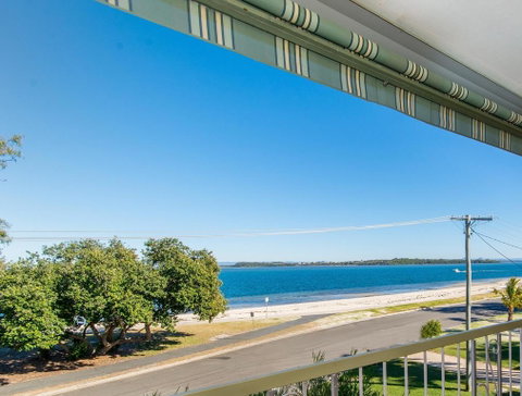 VIEWS VIEWS VIEWS! Front Top Floor Waterfront Unit - Chnook Apartments South Esp, Bongaree - Tweed Heads Accommodation 0