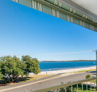 VIEWS VIEWS VIEWS Front Top Floor Waterfront Unit - Chnook Apartments South Esp Bongaree - Tweed Heads Accommodation
