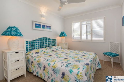 VIEWS VIEWS VIEWS! Front Top Floor Waterfront Unit - Chnook Apartments South Esp, Bongaree - Tweed Heads Accommodation 2