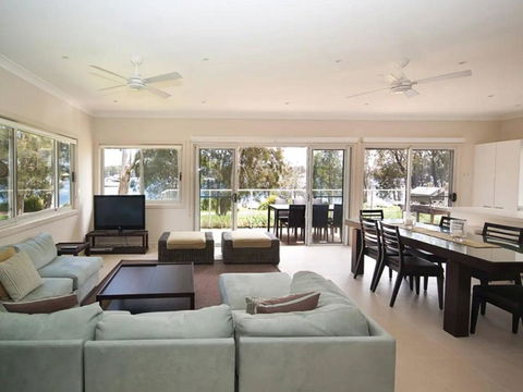 Wangi Lakehouse - Renovated Lake Macquarie Lakefront Location - Tweed Heads Accommodation 0