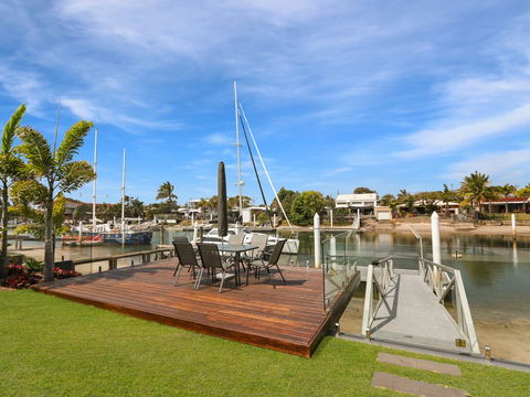 WATERFRONT HOME BORDERING MOOLOOLABA - Tweed Heads Accommodation 1