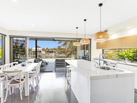 WATERFRONT HOME BORDERING MOOLOOLABA - Tweed Heads Accommodation 3