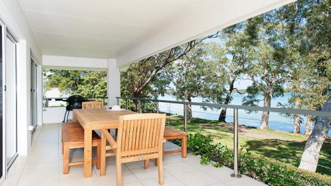 Waterfront Serenity - Luxury Home With Grand Views - Tweed Heads Accommodation 2