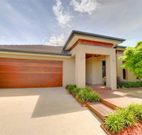 Newington Lakehouse - Tweed Heads Accommodation