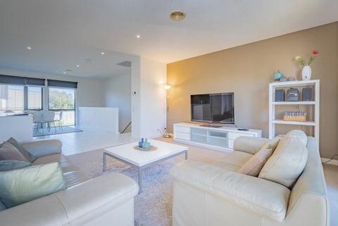 Stylish 3 Bedroom Townhouse - Free Parking - Tweed Heads Accommodation 1