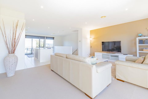 Stylish 3 Bedroom Townhouse - Free Parking - Tweed Heads Accommodation 4