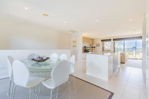 Stylish 3 Bedroom Townhouse - Free Parking - Tweed Heads Accommodation 14