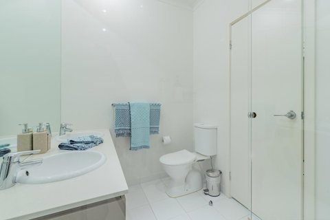 Stylish 3 Bedroom Townhouse - Free Parking - Tweed Heads Accommodation 18
