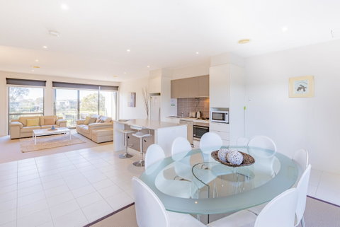 Stylish 3 Bedroom Townhouse - Free Parking - Tweed Heads Accommodation 2