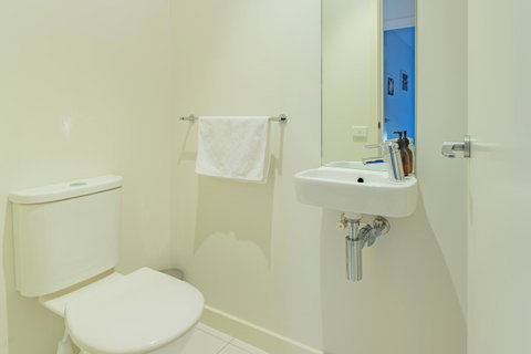 Stylish 3 Bedroom Townhouse - Free Parking - Tweed Heads Accommodation 22
