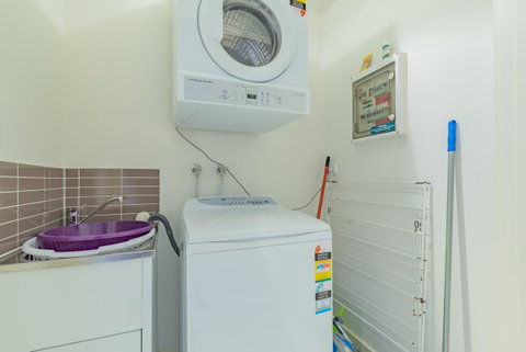 Stylish 3 Bedroom Townhouse - Free Parking - Tweed Heads Accommodation 21