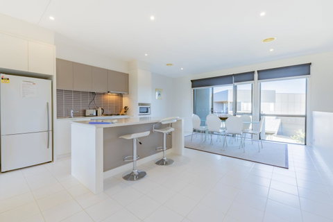 Stylish 3 Bedroom Townhouse - Free Parking - Tweed Heads Accommodation 3