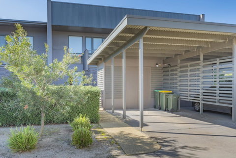Stylish 3 Bedroom Townhouse - Free Parking - Tweed Heads Accommodation 24