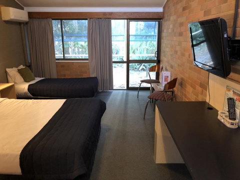 Bribie Island Hotel - Tweed Heads Accommodation 2