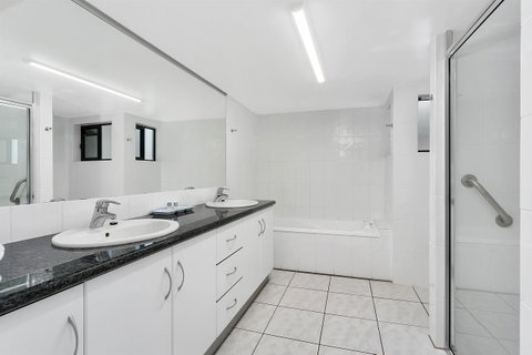 Roydon Beachfront Apartments - Tweed Heads Accommodation 23