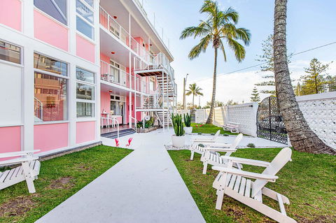 The Pink Hotel Coolangatta - Tweed Heads Accommodation 2