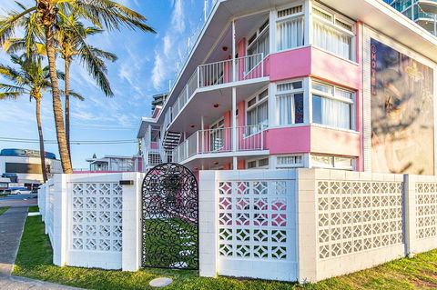 The Pink Hotel Coolangatta - Tweed Heads Accommodation 1
