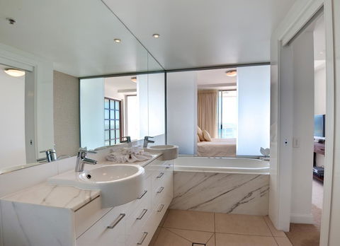 Reflection On The Sea - Tweed Heads Accommodation 31