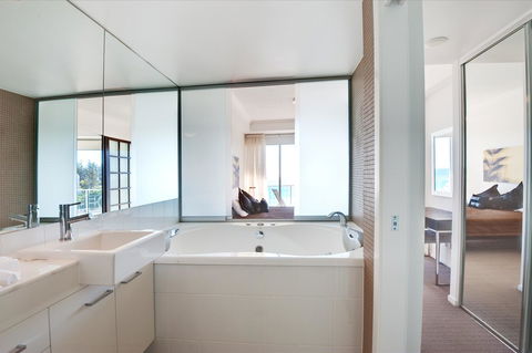 Reflection On The Sea - Tweed Heads Accommodation 1