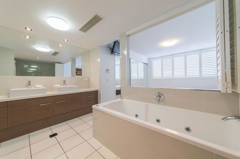 Echelon Apartments Yeppoon - Tweed Heads Accommodation 9