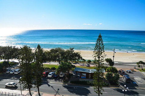 Zenith Ocean Front Apartments - Tweed Heads Accommodation 9