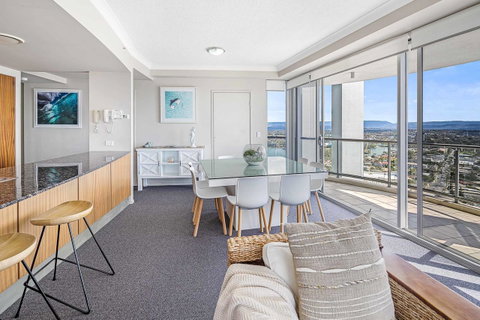 Holiday Holiday Chevron Renaissance Apartments - Tweed Heads Accommodation 1