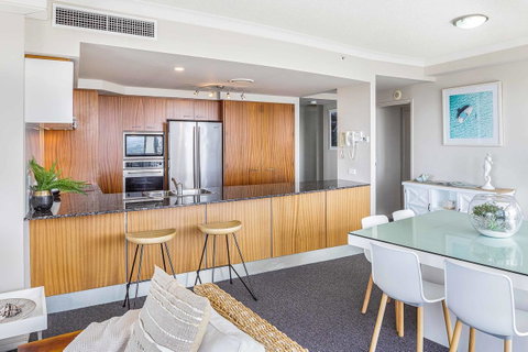 Holiday Holiday Chevron Renaissance Apartments - Tweed Heads Accommodation 8