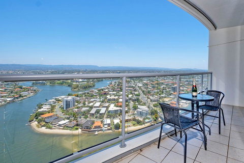 Holiday Holiday Chevron Renaissance Apartments - Tweed Heads Accommodation 28