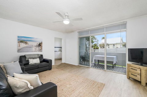 WAVES ON MAIN, 4/1 MAIN STREET - Tweed Heads Accommodation 0