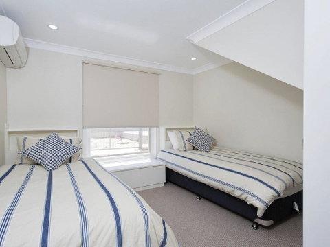 Whispering Sands', 10 Sandy Point Road - Luxury Waterfront Home With Aircon, WIFI & Foxtel - Tweed Heads Accommodation 2
