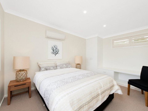 Whispering Sands', 10 Sandy Point Road - Luxury Waterfront Home With Aircon, WIFI & Foxtel - Tweed Heads Accommodation 3