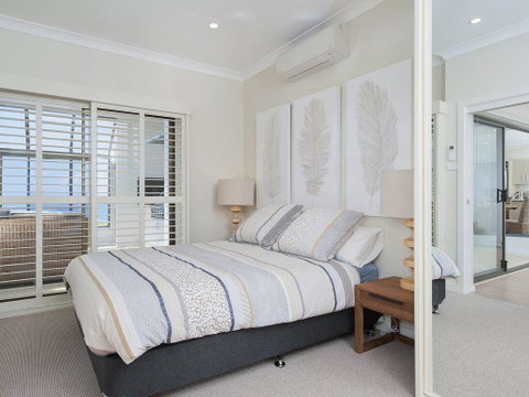 Whispering Sands', 10 Sandy Point Road - Luxury Waterfront Home With Aircon, WIFI & Foxtel - Tweed Heads Accommodation 1