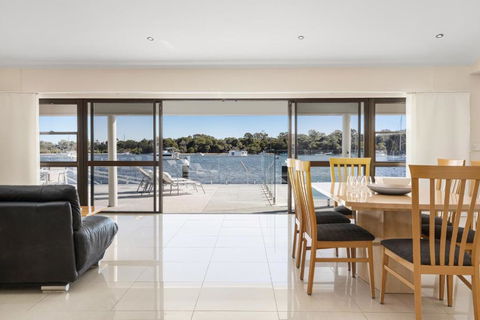 Affordable Riverfront, Pool, Private Pontoon - Tweed Heads Accommodation 4