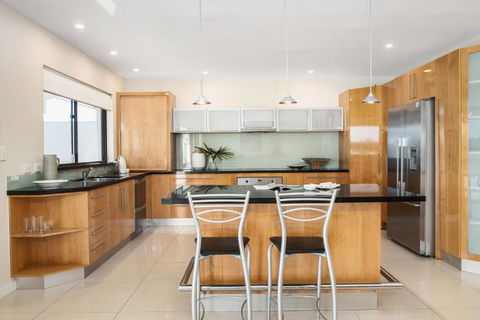 Affordable Riverfront, Pool, Private Pontoon - Tweed Heads Accommodation 3