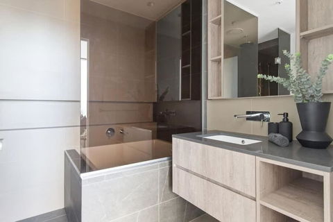A 2BR Apt With Amazing City Views, FREE Parking - Tweed Heads Accommodation 2