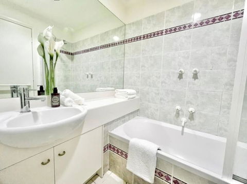 A Cozy 2B2B Apt Next To Carlton Garden W/ Parking - Tweed Heads Accommodation 1