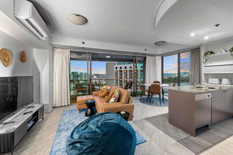 A Touch Of Class - 2Bed-2Bath-1Car-Balcony-Views - CBD - Tweed Heads Accommodation 1