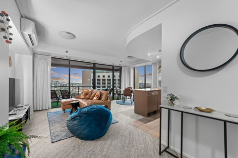 A Touch Of Class - 2Bed-2Bath-1Car-Balcony-Views - CBD - Tweed Heads Accommodation 0