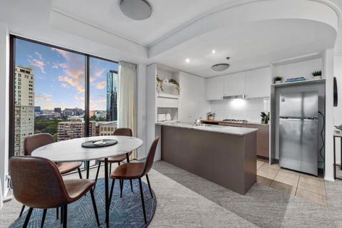 A Touch Of Class - 2Bed-2Bath-1Car-Balcony-Views - CBD - Tweed Heads Accommodation 3