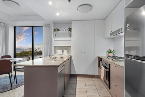A Touch Of Class - 2Bed-2Bath-1Car-Balcony-Views - CBD - Tweed Heads Accommodation 4
