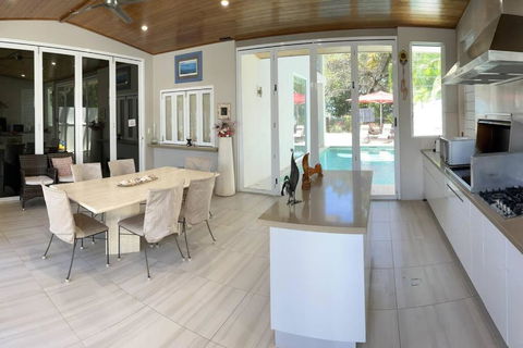 Absolute Beachfront 2 Bedroom Luxury Holiday Apartment - Tweed Heads Accommodation 2